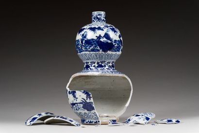 null 42. Large blue-white porcelain double gourd vase

 China, possibly Jiajing period...