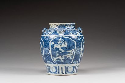 null 29. Petite jarre en porcelaine bleu blanc, Kraak

 Chine, époque Wanli (1573-1620)

...