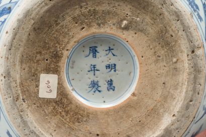null 35. Bas de vase en porcelaine bleu blanc

 Chine, marque et époque Wanli (1573-1620)

...