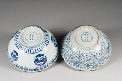 null 43. Deux grands bols en porcelaine bleu blanc

 Chine, marque et époque Jiajing...