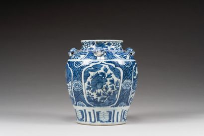 null 29. Petite jarre en porcelaine bleu blanc, Kraak

 Chine, époque Wanli (1573-1620)

...