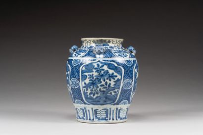 null 29. Petite jarre en porcelaine bleu blanc, Kraak

 Chine, époque Wanli (1573-1620)

...