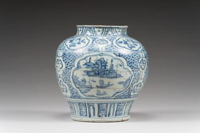 null 33. Petite jarre en porcelaine bleu blanc

 Chine, époque Ming, XVe/ XVIe

...
