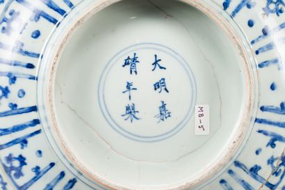 null 41. Grand bol en porcelaine bleu blanc

 Chine, dynastie Ming, marque et époque...