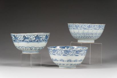 null 45. Trois bols en porcelaine bleu blanc

 Chine, fin de la dynastie Ming (1368-1644)

...