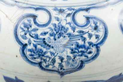 null 30. Rare grande jarre en porcelaine bleu blanc, Guan

 Chine, dynastie Yuan,...