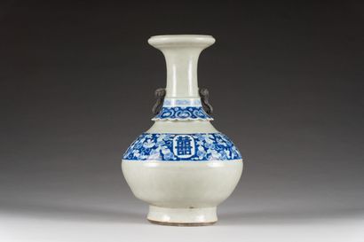 32. Vase en porcelaine bleu blanc sur fond...