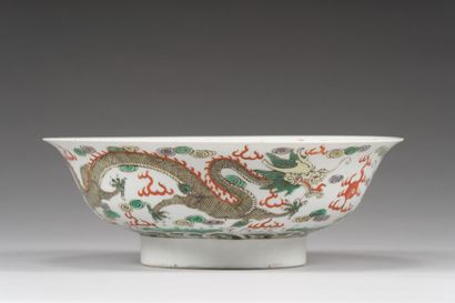 null 27. Grand bol en porcelaine famille verte

Chine, XXe siècle

 Entièrement décoré...