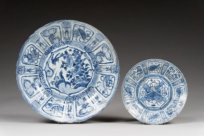 null 48. Un grand plat et un plat en porcelaine bleu blanc, Kraak

 Chine, époque...