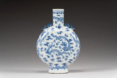 null 31. Vase gourde en porcelaine bleu blanc

 Chine, fin du XIXe-début du XXe siècle

...