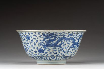 41. Large blue-white porcelain bowl

 China,...