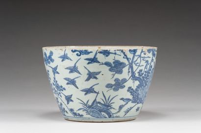 null 35. Blue and white porcelain vase bottom

 China, Wanli mark and period (1573-1620)

...