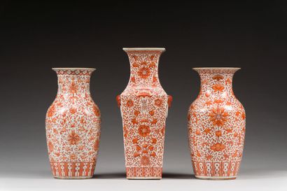 36. Trois vases balustres en porcelaine rouge...