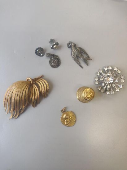 null 119. Lot de bijoux fantaisie comprenant dé à coudre,

broches, pendentif et...