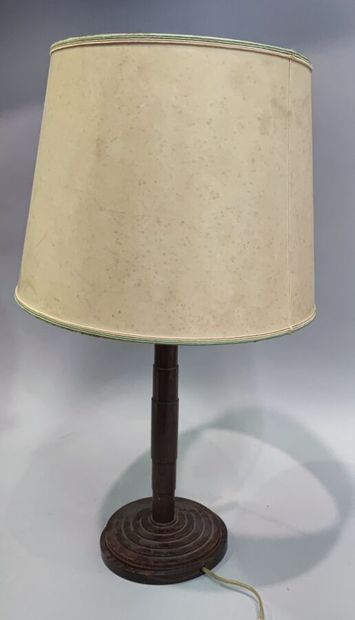 null 198. Lampe en bois à cylindres.

Années 30. H. : 36 cm.