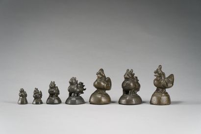 null 52. Ensemble de 7 à poids à opium en bronze patinés par

le temps et l'usage.

Siam.

H...