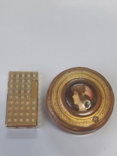null 86. Boîte ronde à décor de miniature de portrait de

femme et briquet en métal...