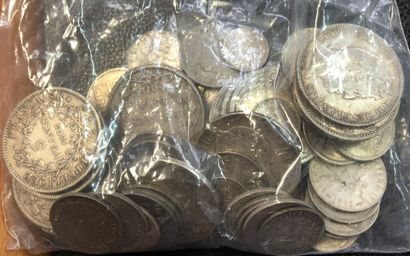 null 74. Lot de pièces de 5 Francs, 10 Francs et divers en métal.

(Usures).