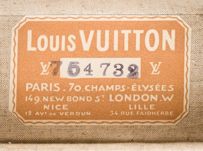 null 71. LOUIS VUITTON (70, CHAMPS-ÉLYSÉES)

 Petite valise en vuittonite orange,...