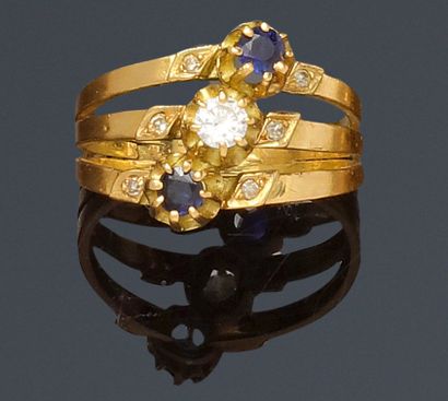 null 107. Bague trois anneaux en or jaune 18K (750°/00) sertis

chacun en décalé...