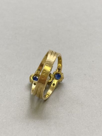 null 107. Bague trois anneaux en or jaune 18K (750°/00) sertis

chacun en décalé...