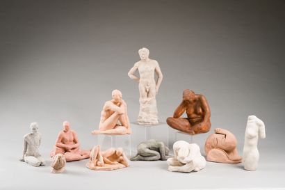 null 233. REGEFFE Jeanne 

Lot de onze modèles et épreuves de nus en plâtre,

terre...
