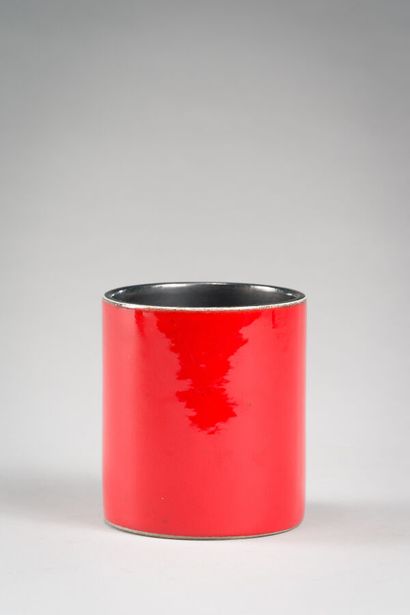 null 214. GEORGES JOUVE (1913-1997)

Vase cylindre en céramique émaillée rouge extérieure...