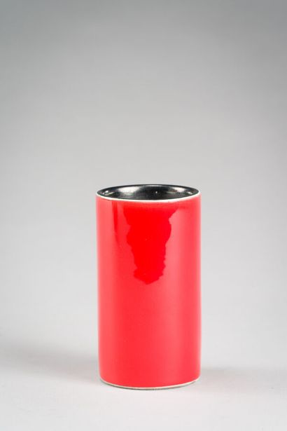 null 213. GEORGES JOUVE (1913-1997)

Vase cylindre en céramique émaillée rouge extérieure...