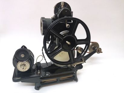 null Cinema, cinematographic equipment. Important Pathé set. Pathé Super-Baby projector,...