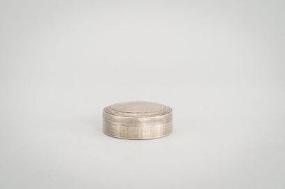 null 74. Boîte circulaire en argent (800/1000) à décor de motifs stylisés sur fond...