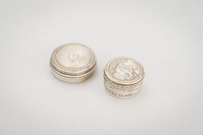 null 72. Deux boîtes à pilule en argent (950/1000), l'une à décor guilloché l'autre...