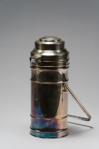 null Thermos out of silver plated metal of cylindrical form and moulded. Handle.

Modern...