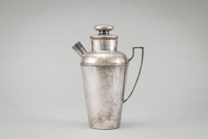 null Shaker in silver plated metal with hammered decoration, with its stopper.

English...