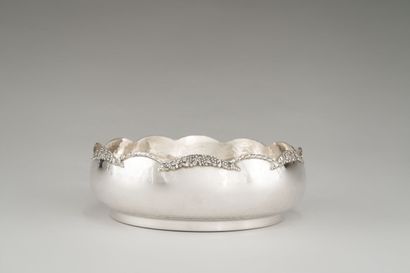 null Hollow cup in silver (925/1000e) slightly hammered with polylobed edges.

Weight...