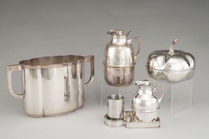 null Lot in silver plated metal including :

- an Italian thermos jug

H: 23 cm.

-...