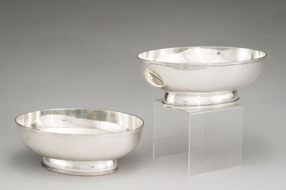 null Pair of oval and hollow cups on pedestal in silver (800/1000e).

Weight : 1340...