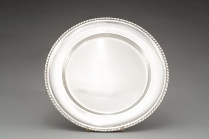 null Round silver dish (800/1000th), the edge underlined by gadroons.

Weight : 790...