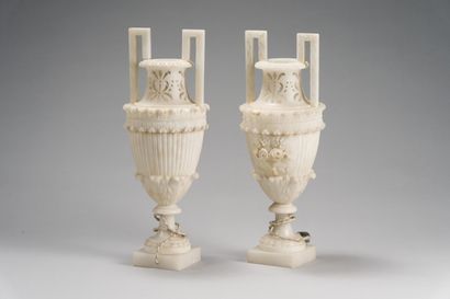 null Paire de vases balustres en albâtre à décor sculpté de bouquets de fleurs, feuillages...