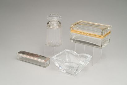 null Lot in crystal, including :

An ashtray signed Cristal de Champagne.

8 x 15.5...