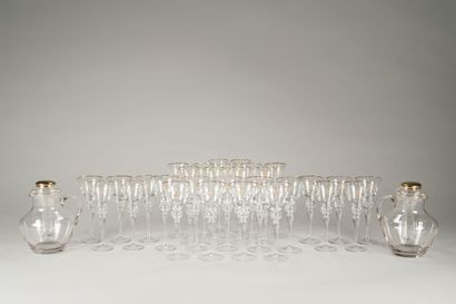 null 
Rare service de verres cristal à filet or et chiffré F.G., comprenant :




11...