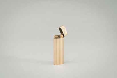 null CARTIER : 

Yellow gold (750/1000th) lighter with stripes decoration.

Gross...