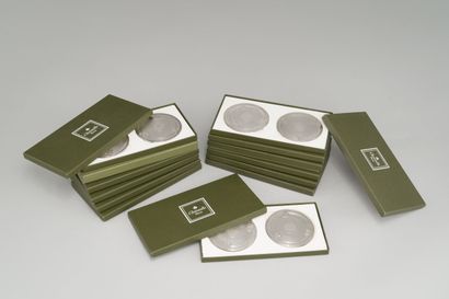 null CHRISTOFLE Paris : 

Suite of twenty-six silver-plated metal coasters with interlacing...
