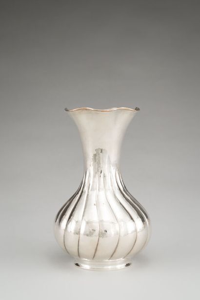 Vase piriform with twisted sides in hammered...