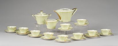 null LIMOGES :

Service à thé en porcelaine à fond vert amande et doré, comprenant...