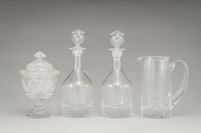 null 
Set including a jug and a pair of carafes and one stopper in blown glass.





Modern.





Carafes...
