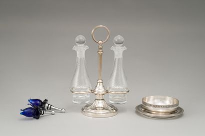 null CHRISTOFLE France :

Lot in silver plated metal including: 

- an oil-vinegar...