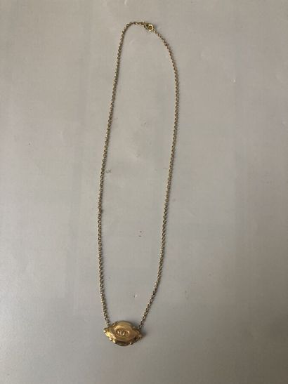 null 15. Petite chaîne en or jaune 750/1000 avec pendentif

bord contour.

Époque...