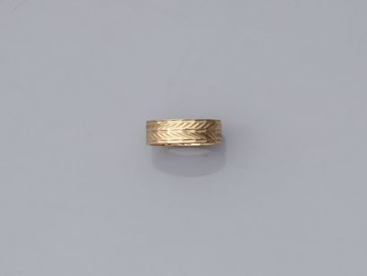 null 47. Large wedding ring in yellow gold 750/1000 with chased decoration.

TDD...