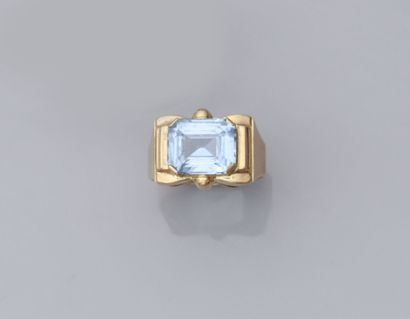 null 39. Ring in 18K (750) gold, set with a synthetic blue stone.

stone.

Finger...