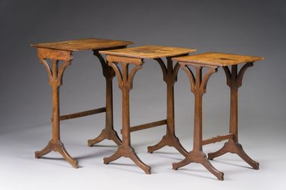 null 309. Établissements GALLE

 Trois tables gigogne en bois marqueté à décor de

paysages.

Vers...